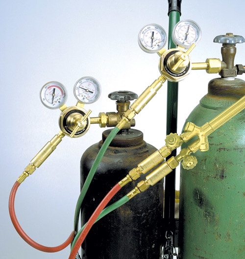 COMPRESSED GAS CYLINDER REGULATOR FOR  OXYGEN 